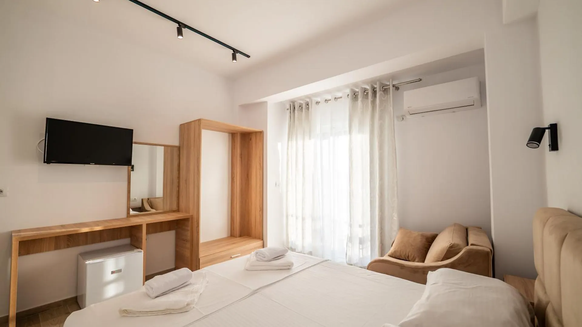 Hotel Perla Ksamil 2*,  Albania